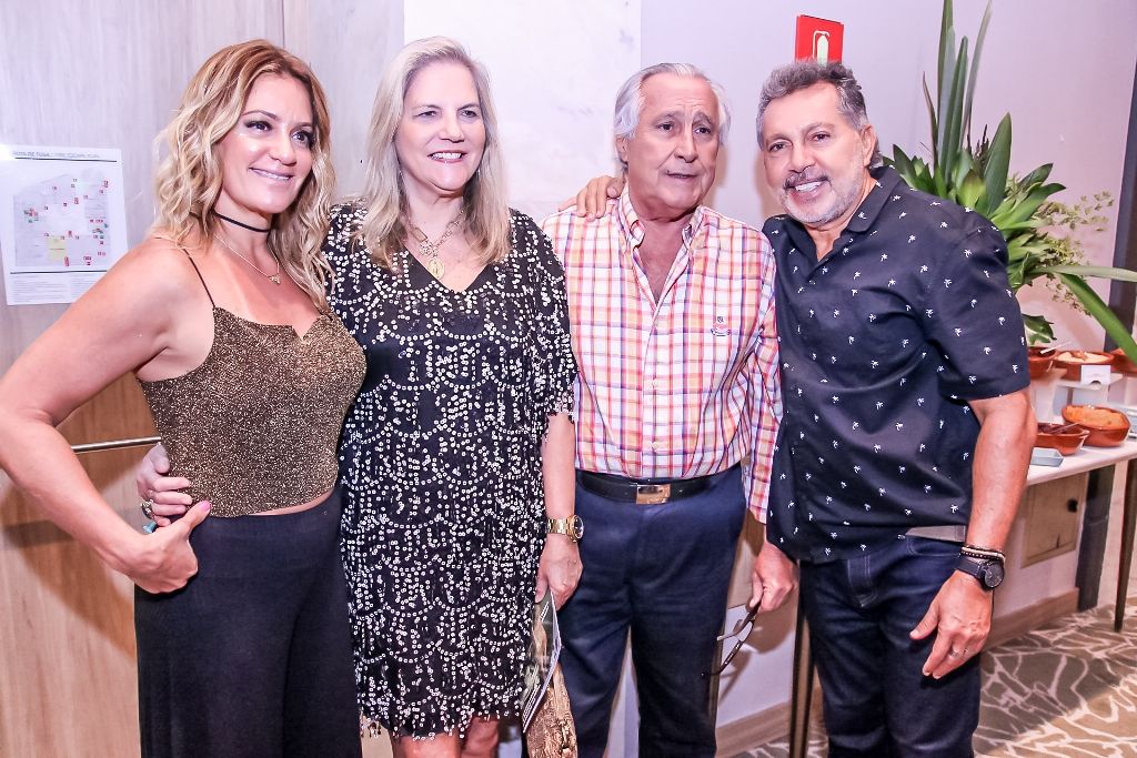 Leleco Barbosa e Maninha recebem o abraço do casal Elio Abdon