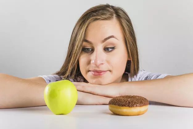 Fim de ano e as dietas restritivas: nutróloga e endocrinologista Bruna Manes fala sobre riscos do emagrecimento a qualquer custo