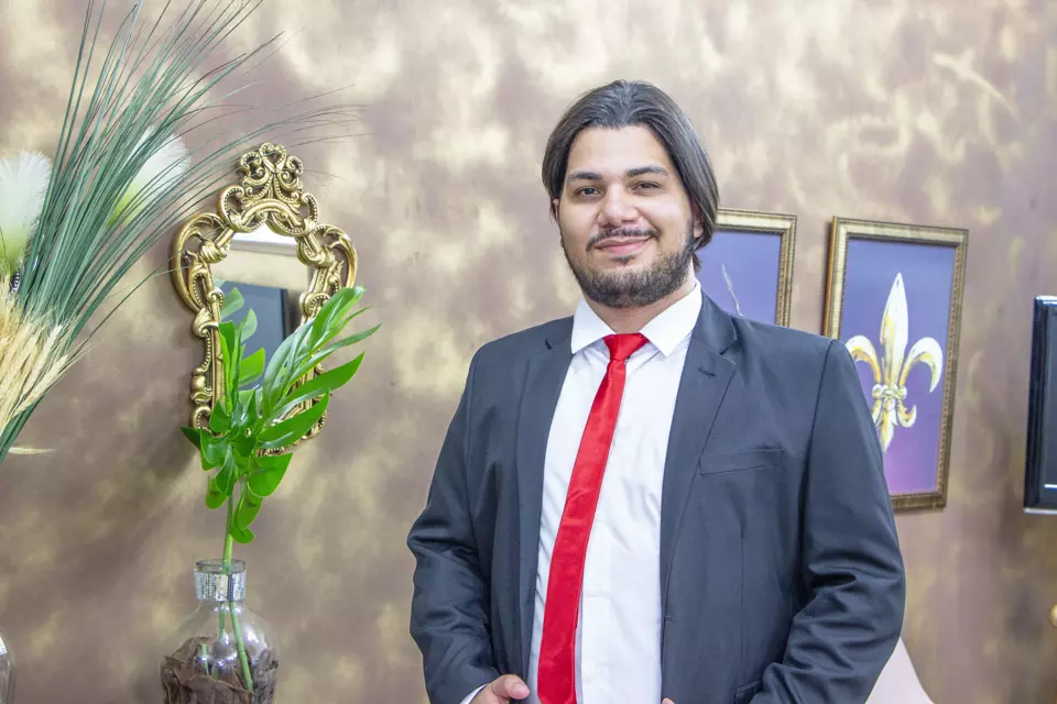 Programador diz como é fácil fazer sites piratas no Brasil, com barra de portal famoso